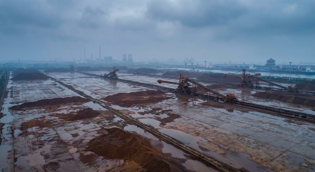 Produção global de aço cai significativamente com retração chinesa